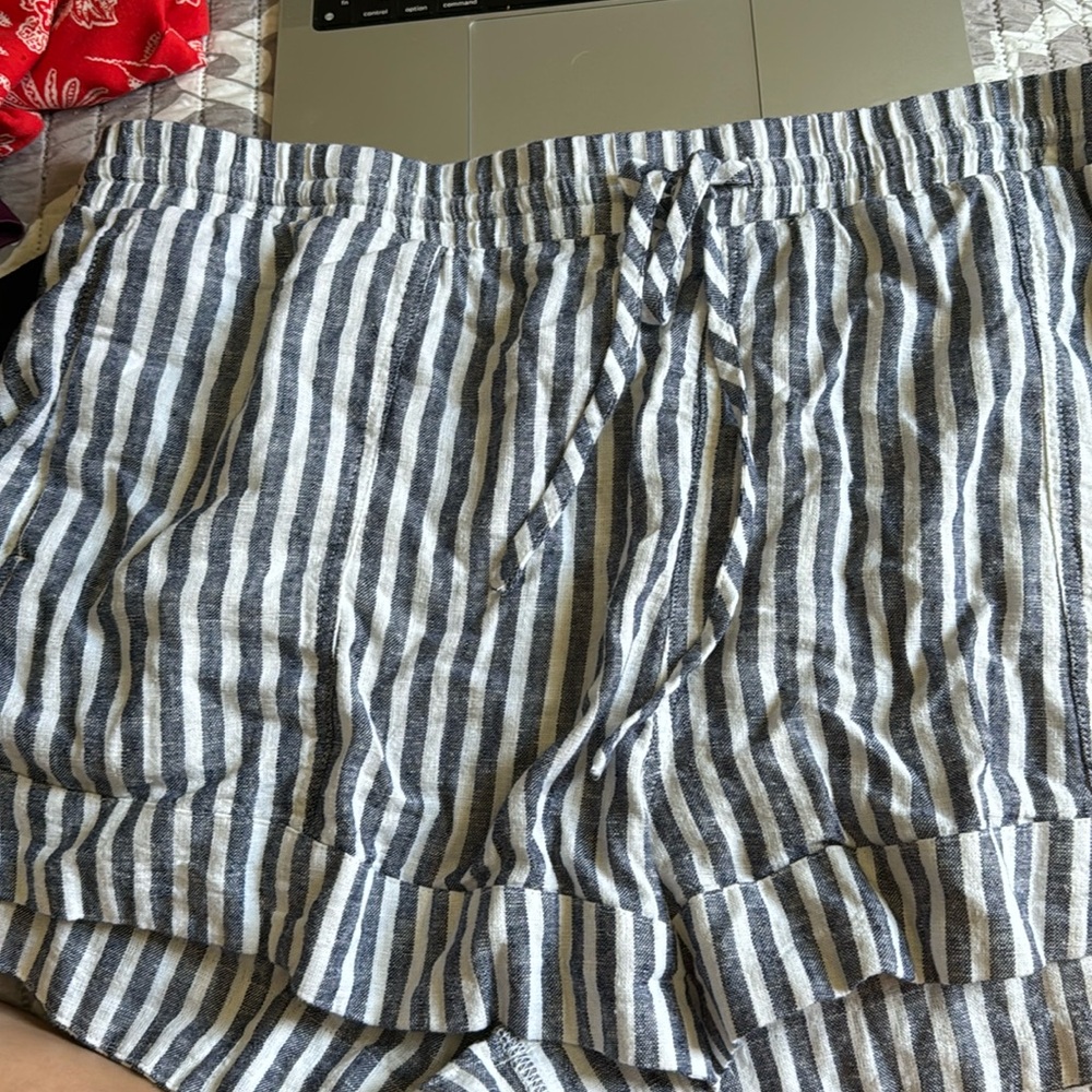 White and blue striped shorts with pockets
